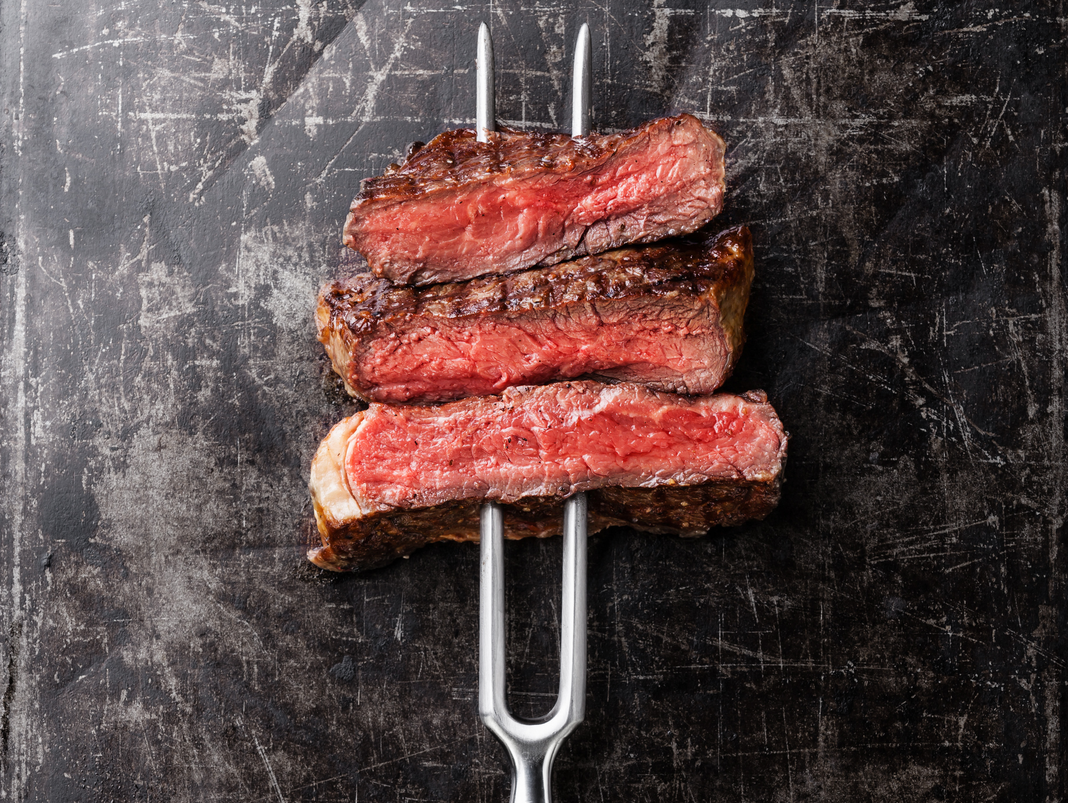 Carne alla brace tagliata al sangue su un forchettone